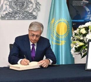 Президент Ұлыбритания елшілігінде көңіл айту кітабына жазба қалдырды