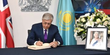 Президент Ұлыбритания елшілігінде көңіл айту кітабына жазба қалдырды