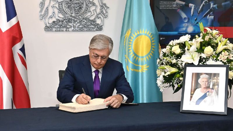 Президент Ұлыбритания елшілігінде көңіл айту кітабына жазба қалдырды